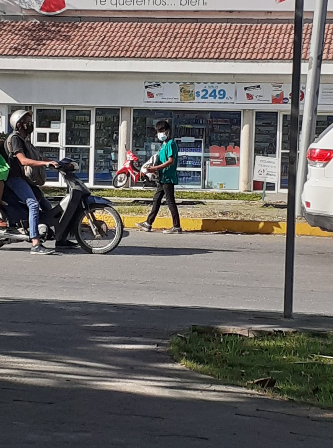 Menores trabajan en las calles de Cozumel para ayudar a sus familias