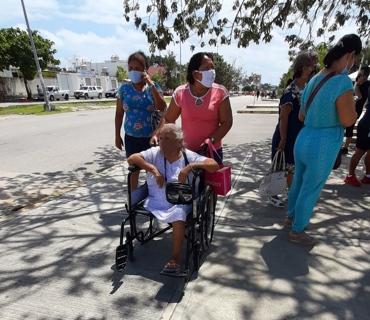 Adultos mayores acudieron con sus familiares a recibir la dosis contra el COVID-19