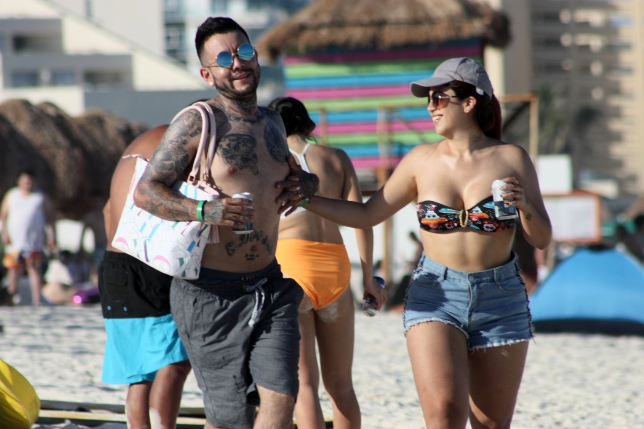 Springbreakers celebran en libertad en Cancún, pese a COVID-19