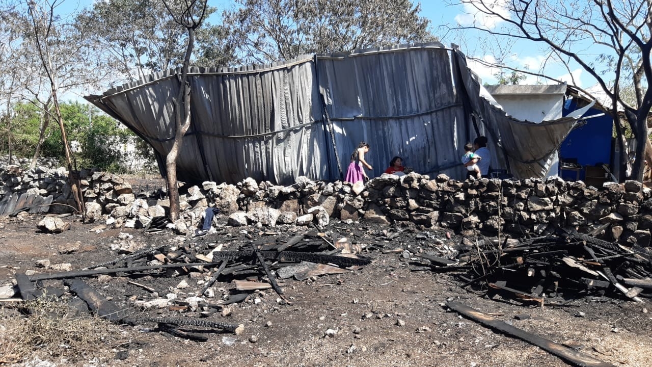 Incendio deja en cenizas carpintería de 7 familias en Kanasín