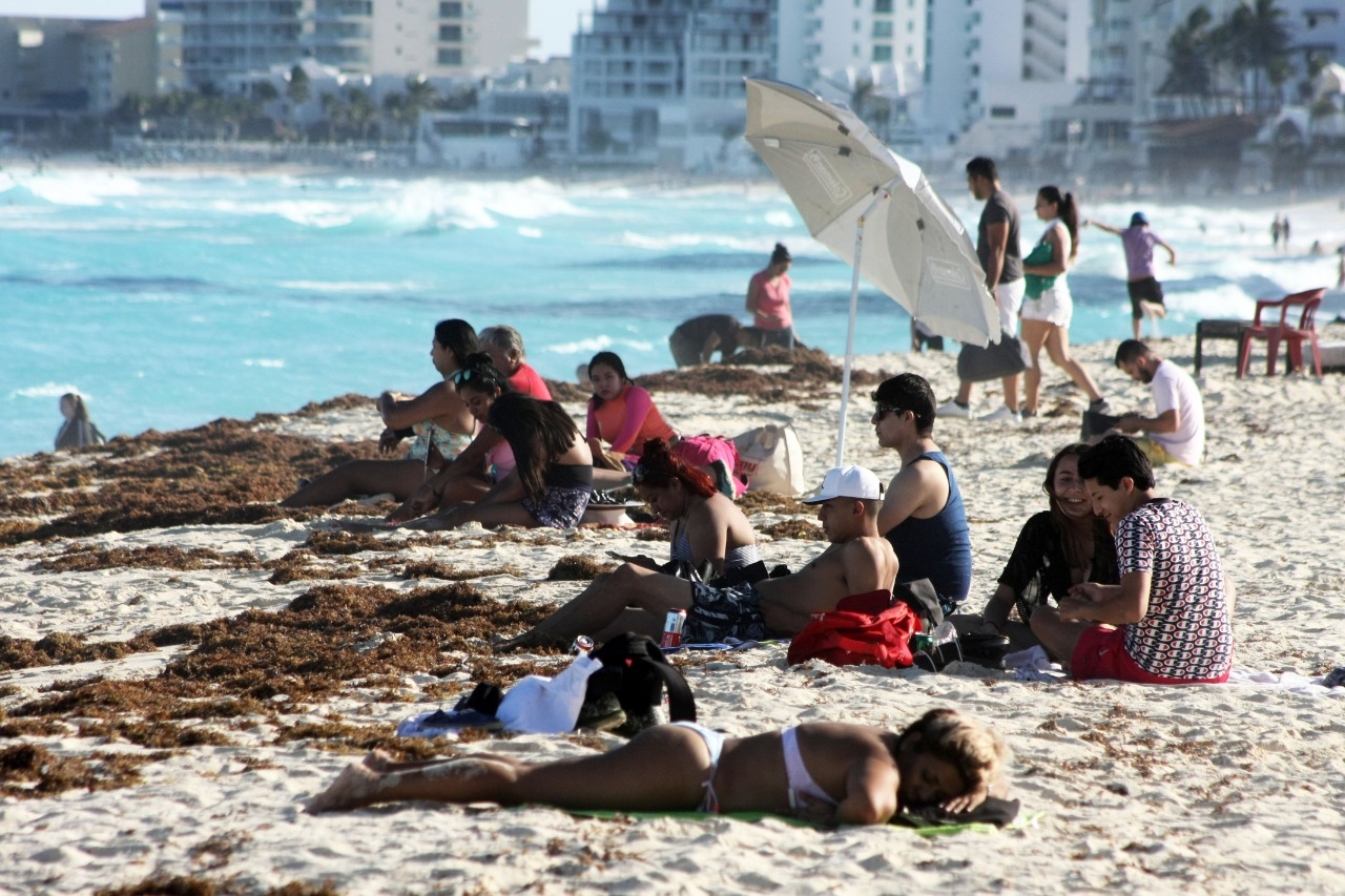 Bañistas aprovechan puente vacacional para disfrutar las playas de Cancún