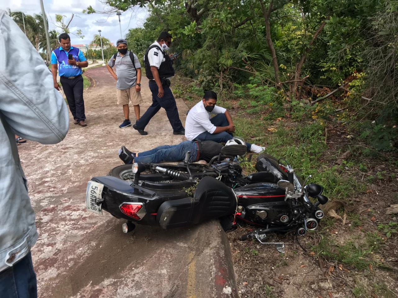 Extraoficialmente, se dio a conocer que el conductor de la moto derrapó por manejar a exceso de velocidad