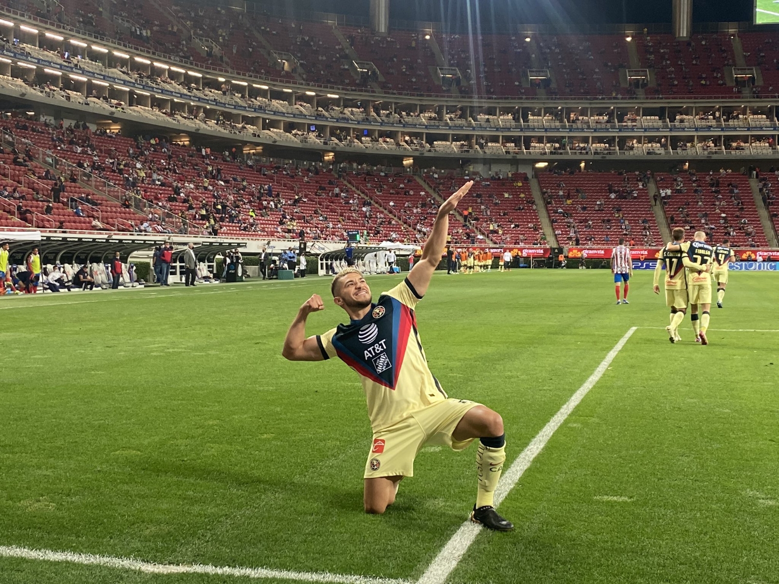 Henry Martin rinde homenaje a Cuauhtémoc Blanco en el Clásico Nacional