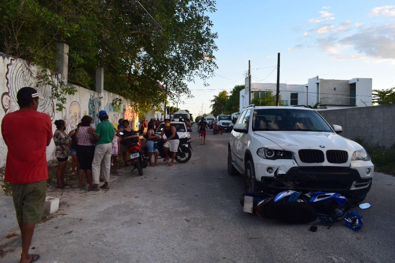 La joven que iba en una moto fue atropellada por una camioneta