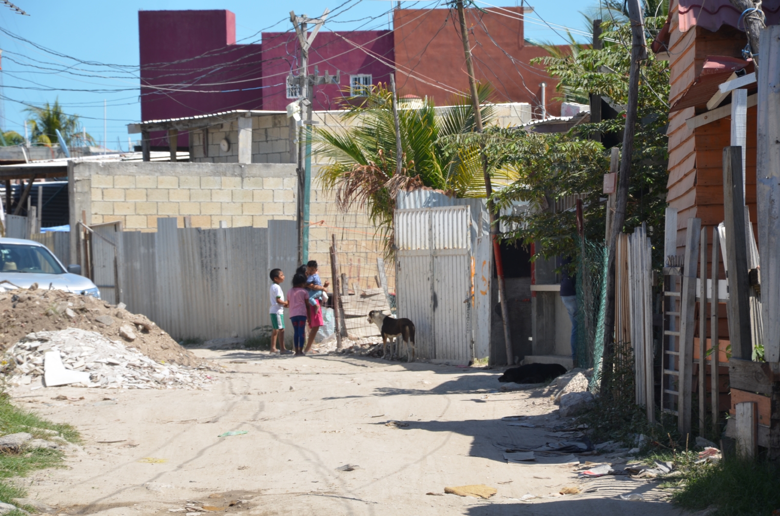 Denuncian al alcalde Óscar Rosas por ignorar colonia marginada de Ciudad del Carmen
