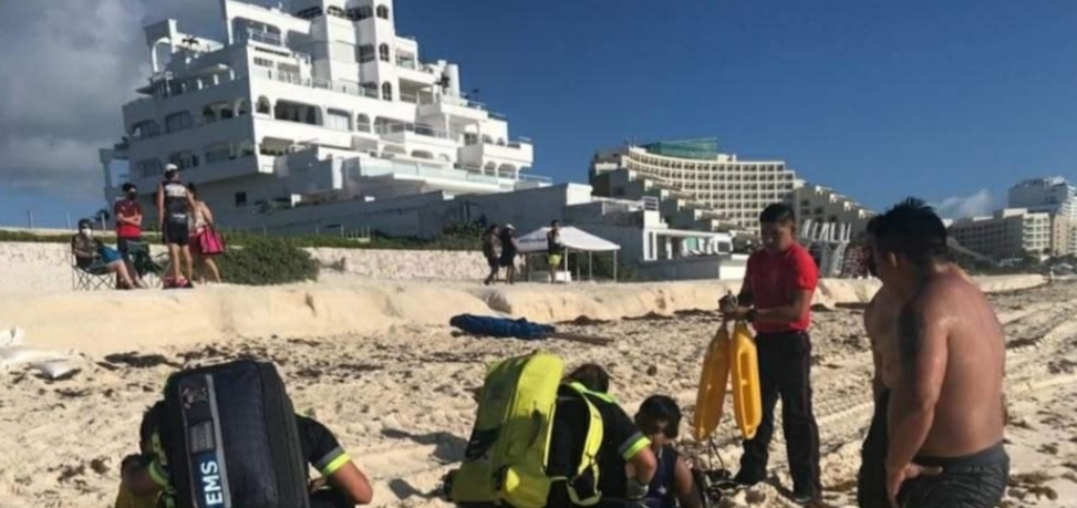 Salvavidas y bomberos salvan a dos niños de ahogarse en Playa Marlín en Cancún