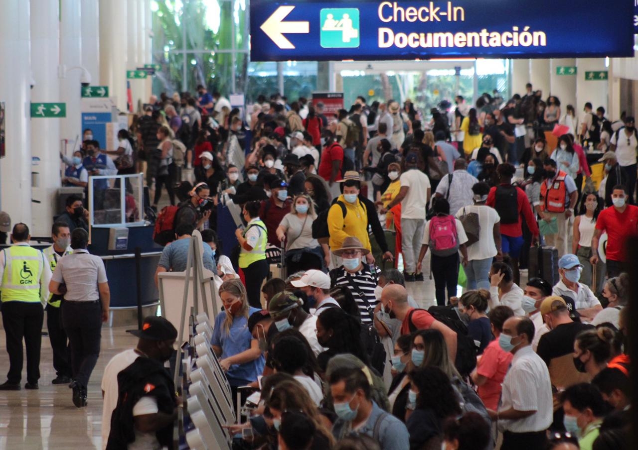 Aeropuerto Internacional de Cancún abarrotado de turistas extranjeros