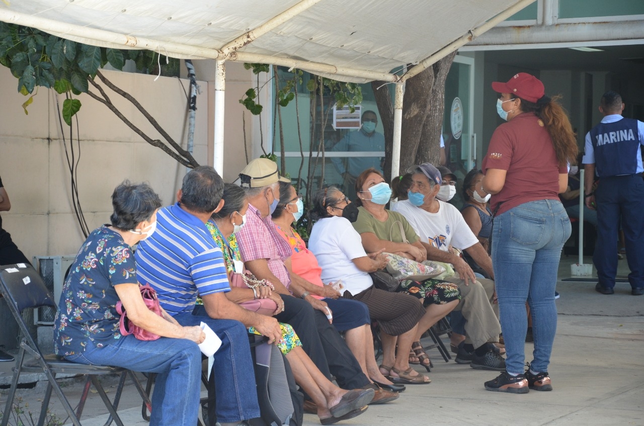 Adultos mayores asisten a vacunarse contra el COVID-19 en Ciudad del Carmen