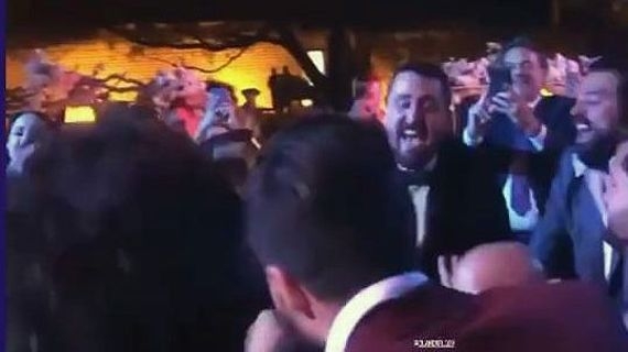 Amaury Vergara en una boda durante el Clásico Nacional