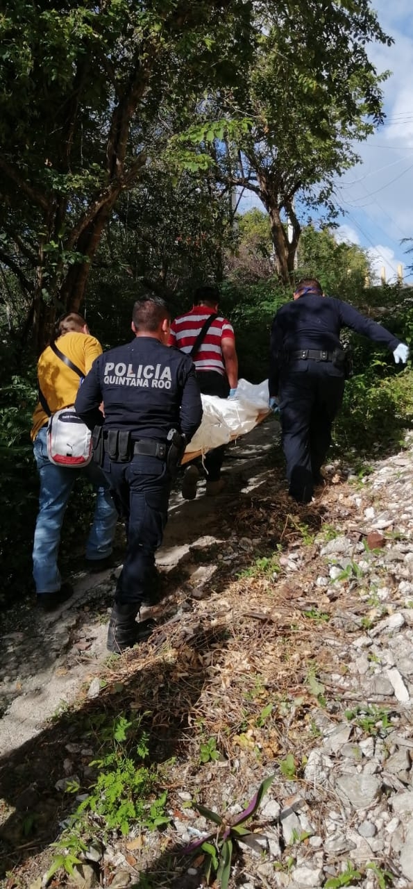 Elementos de la policía ministerial y Seguridad Pública rescataron el cuerpo de un indigente