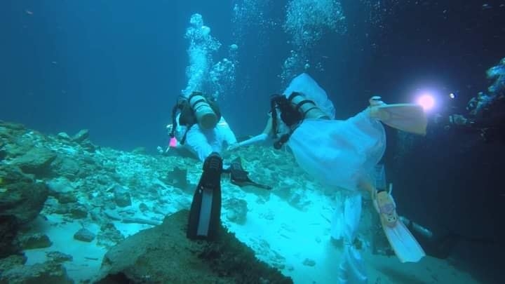 Yucatán: Extranjeros se juran amor eterno bajo el cenote Noh