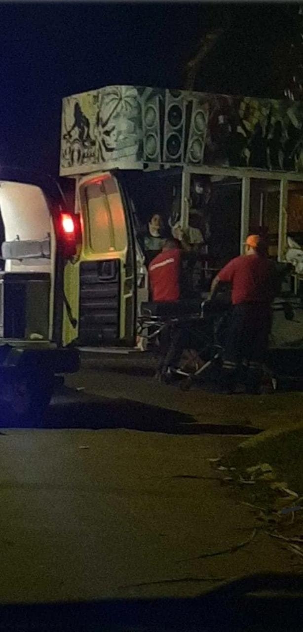 Menor resulta lesionada tras enredarse con un cable y caer de un autobús en Chetumal