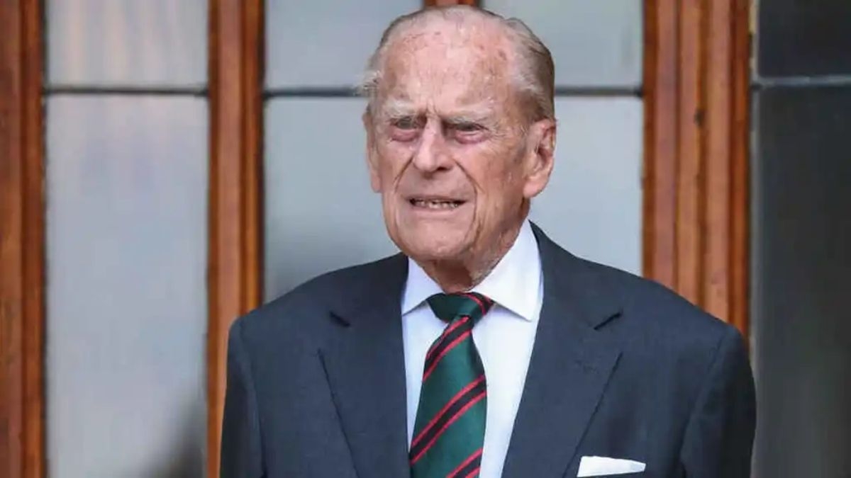 El duque de Edimburgo sale del hospital y se reencuentra con Isabel II