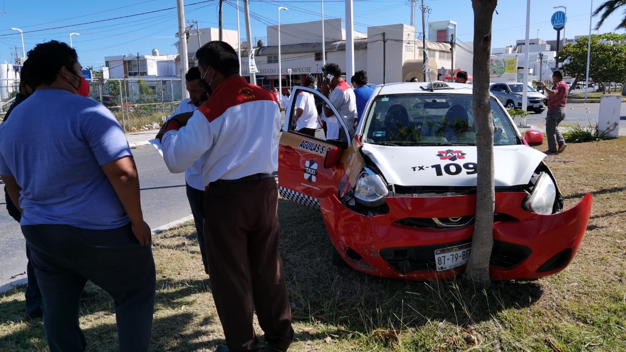 Taxi atropella a motociclista y termina con fractura de pierna en Campeche