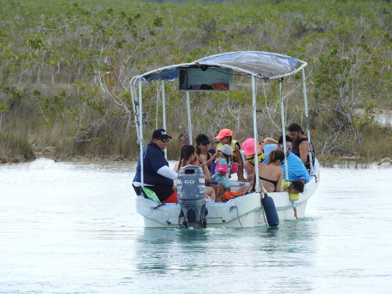 Embarcaciones en Bacalar no cumplen con restricciones de navegación