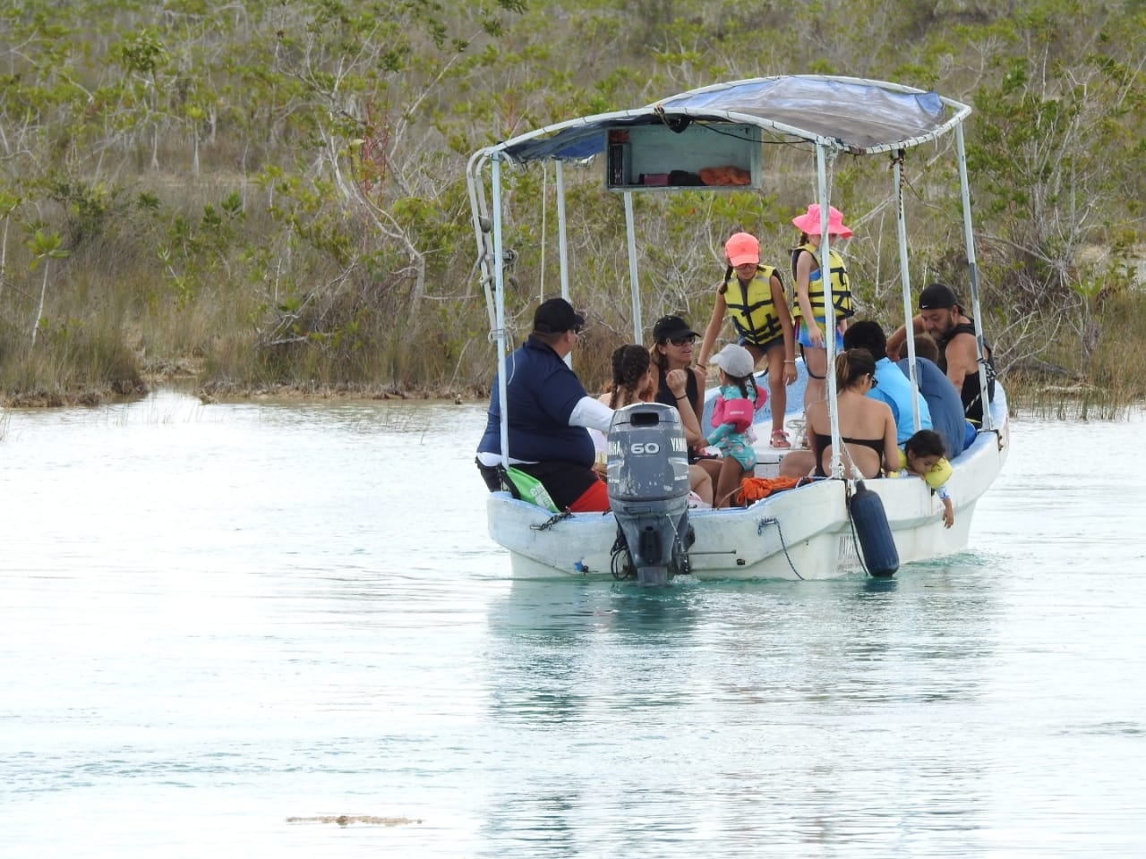 Embarcaciones cruzan canales prohibidos en Bacalar