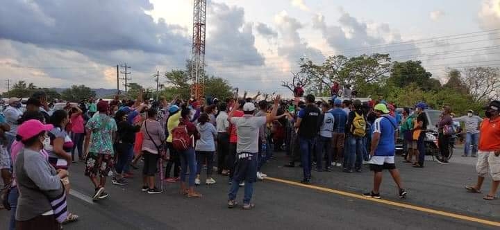 Bloquean carretera por cierre total de playas en Chiapas