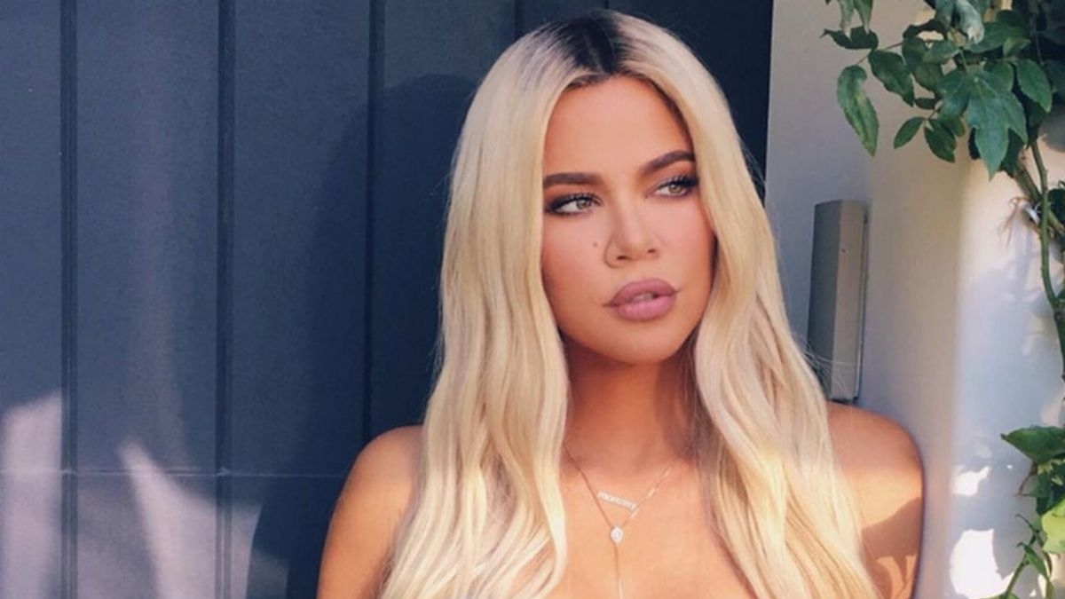 Khloé Kardashian luce muy sensual su ajustada bikini plateada