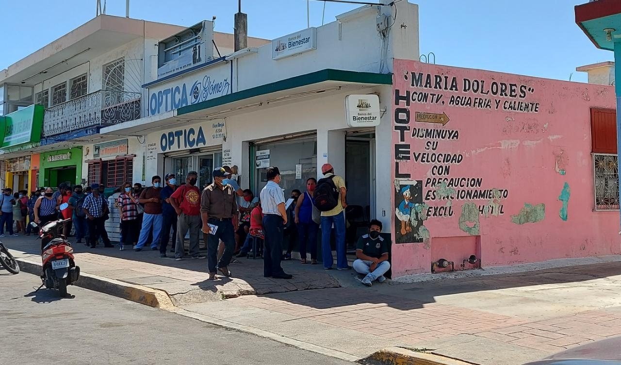 Beneficiados de programas sociales hacen largas filas para cobrar apoyos en Chetumal