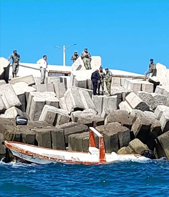 Durante varias horas, las dependencias y pescadores realizaron diversas maniobras para remolcar la lancha