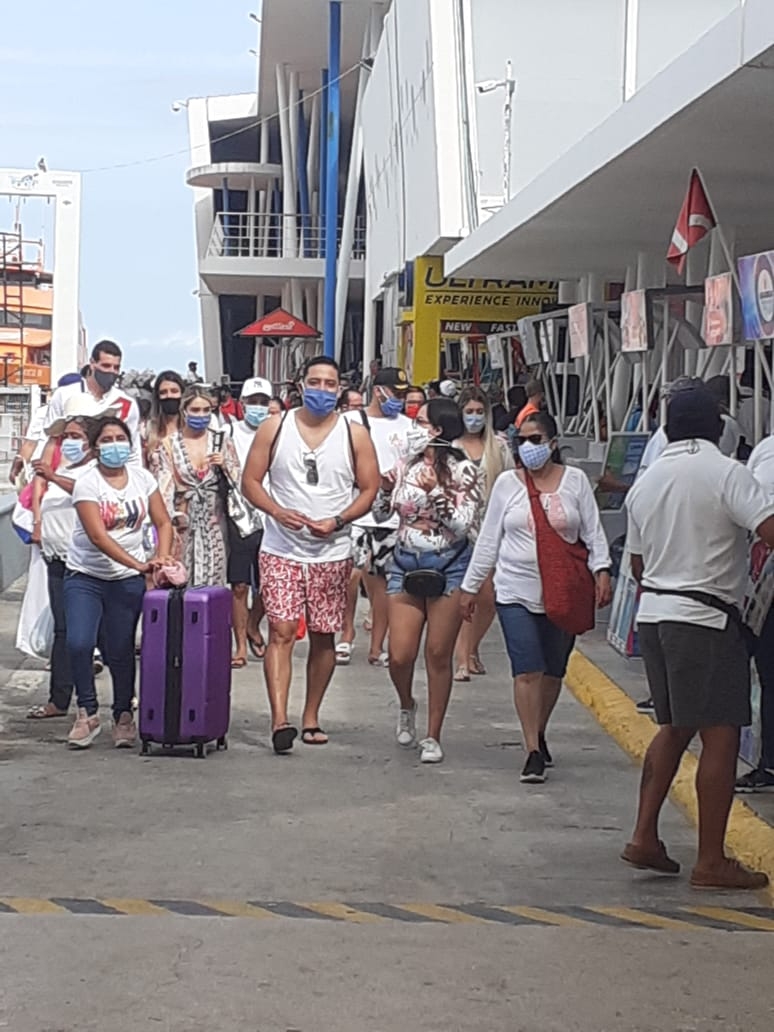 Turistas arriban a Cozumel a pesar de los efectos del Frente Frío No. 43