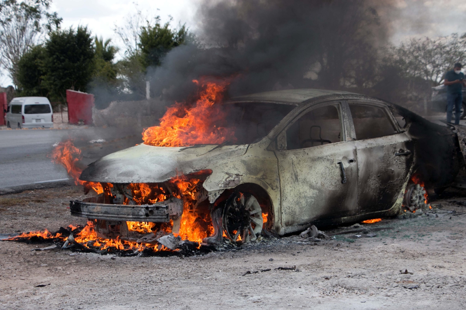 El compacto trató de entrar a la villa antes que la otra unidad cuando sobrevino el impacto justo del lado del tanque de combustible, provocando la conflagración