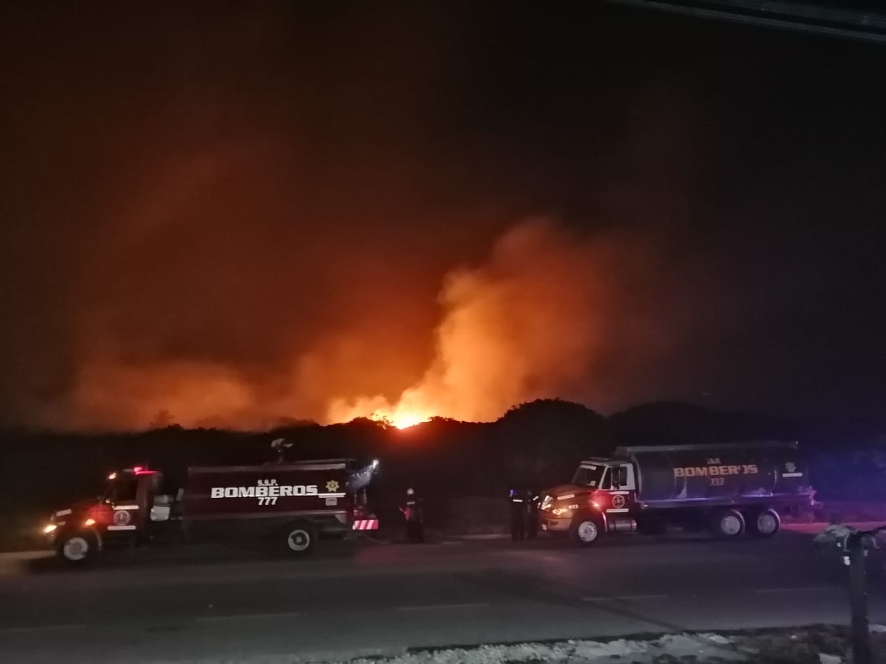 Se registra enorme incendio en la carretera Chuburná-Chelém: VIDEO