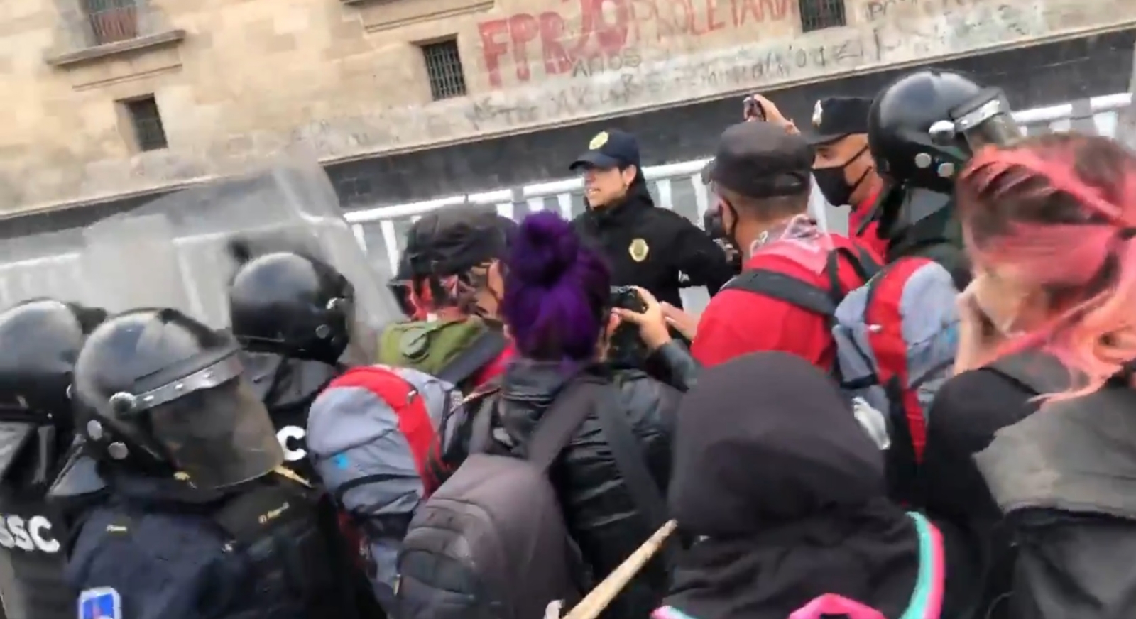 Un colectivo feminista se presentó a las afueras de Palacio Nacional