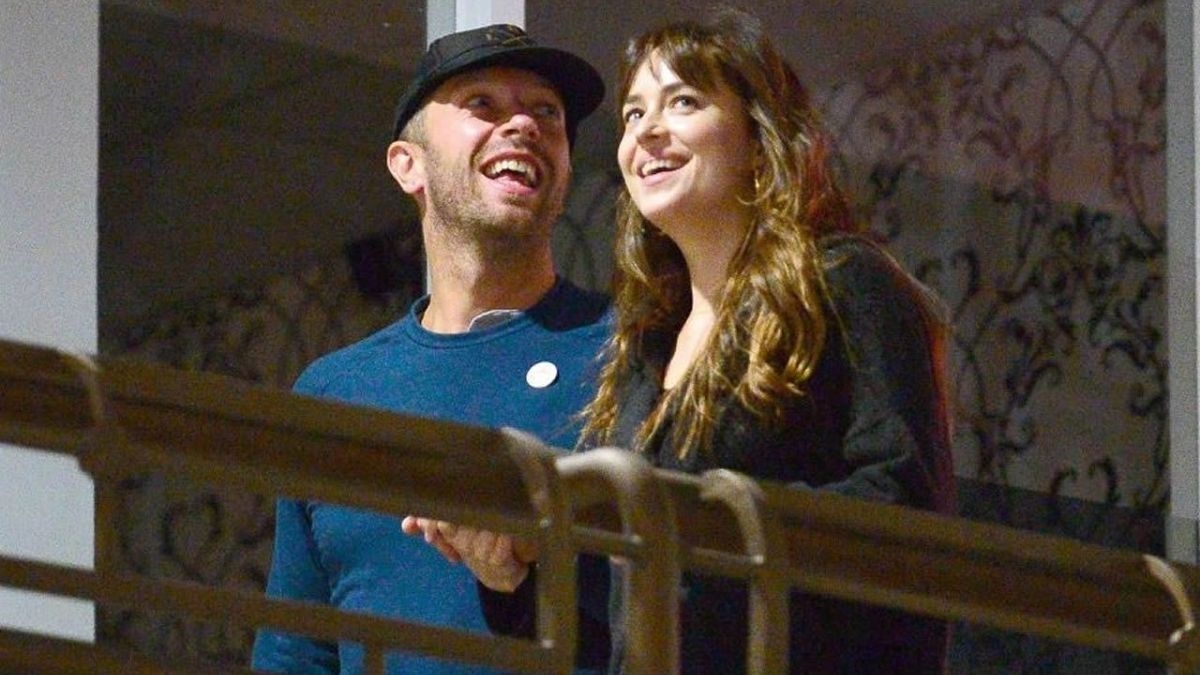 Chris Martin celebra su cumpleaños en su nueva mansión con Dakota Johnson