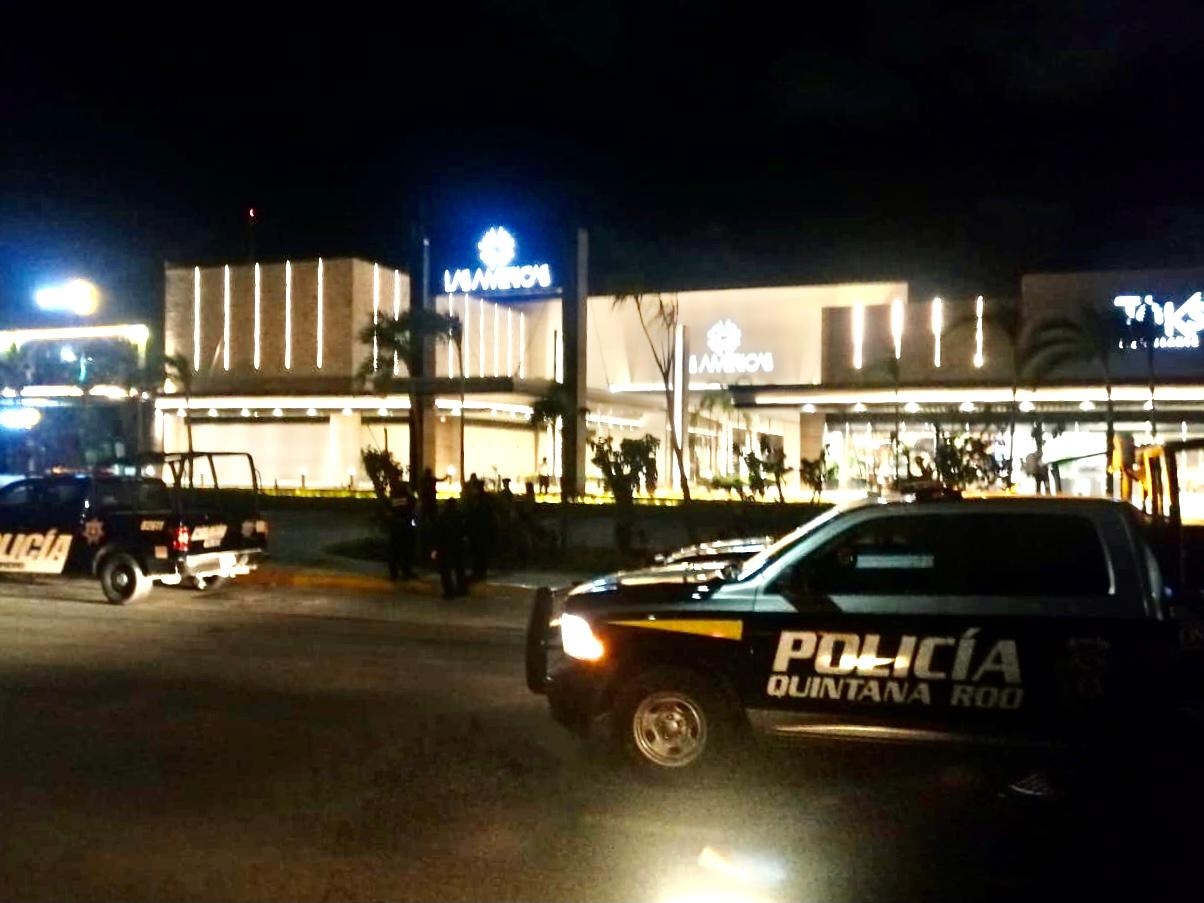 Balean a pareja saliendo de Plaza las Américas en Playa del Carmen