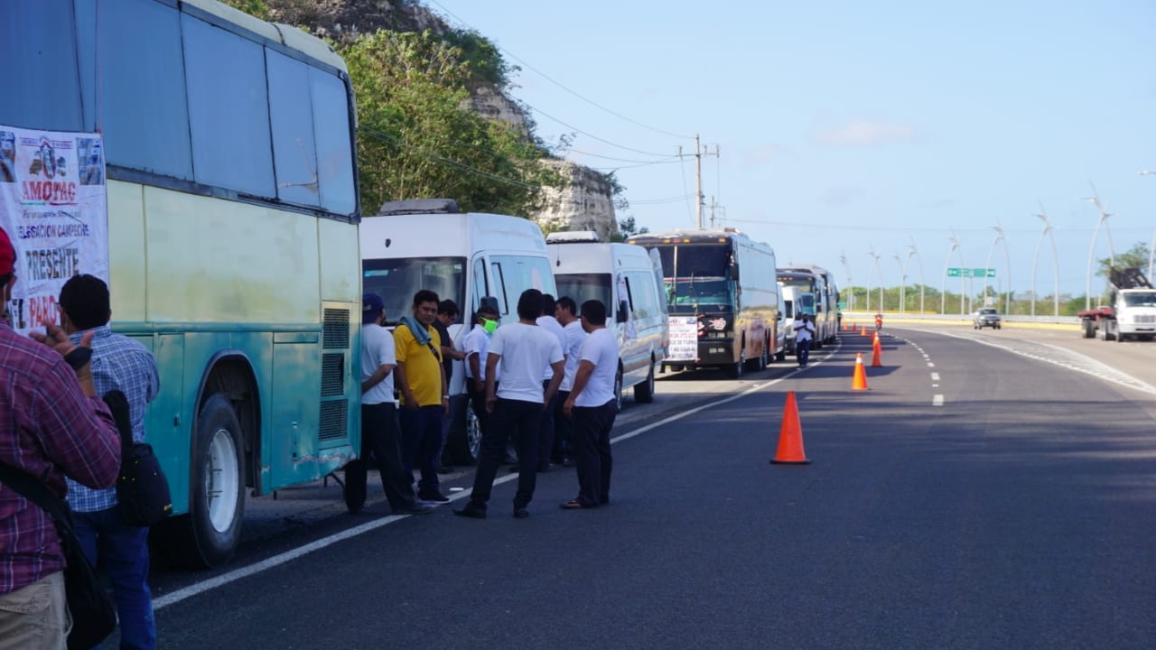 Transportistas se manifiestan sobre la carretera Campeche-Mérida