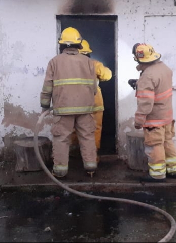 Los Bomberos apagaron el fuego al interior de la casa