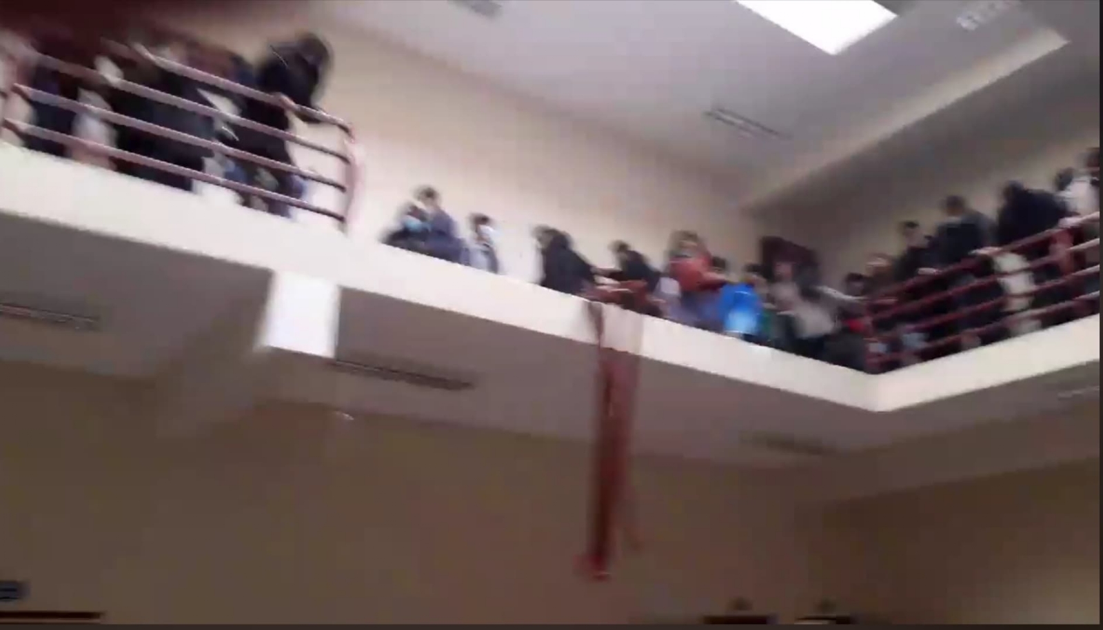 Captan el momento en que jóvenes caen de un cuarto piso en Bolivia: VIDEO