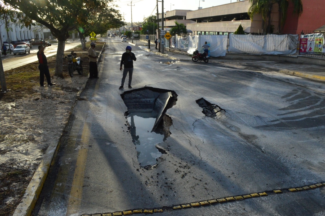 Fuga de agua provoca 'socavón' en Campeche