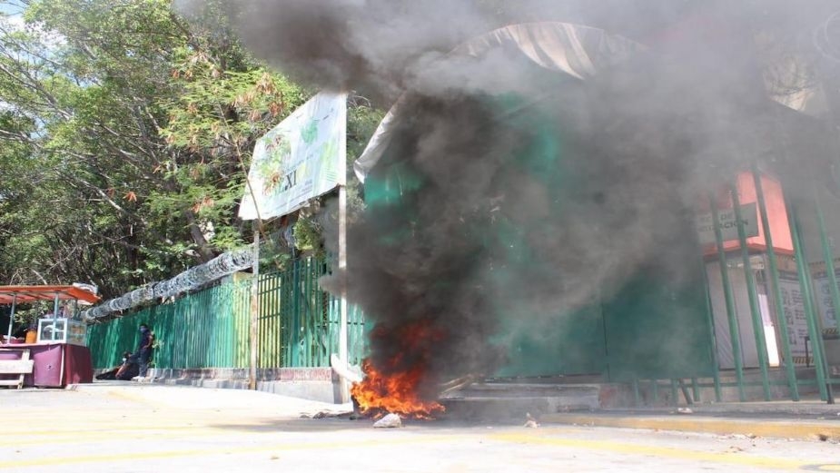 Maestros de Chiapas vandalizan Secretaría de Educación