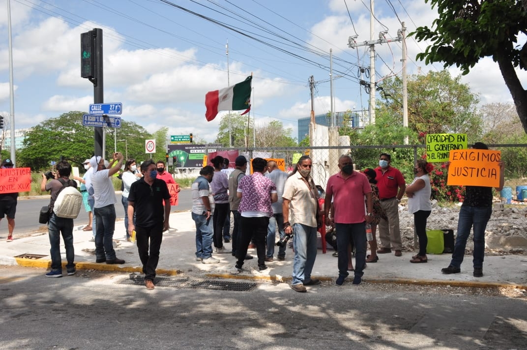 Vecinos se manifiestan por la demolición de un negocio familiar en Mérida