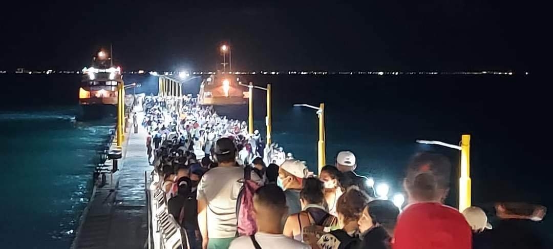 Acumulación de personas en el Ferry de ultramar de Playa del Carmen