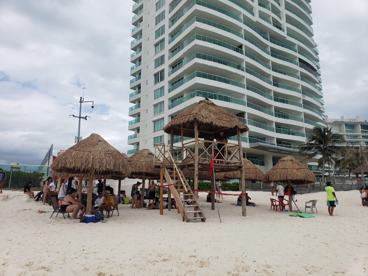 Turistas disfrutan del mar en Cancún y olvidan el COVID-19