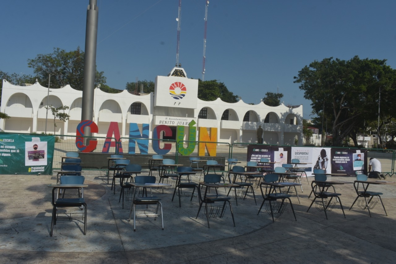 Colocan demostración artística de escuelas vacías en el Ayuntamiento de Cancún