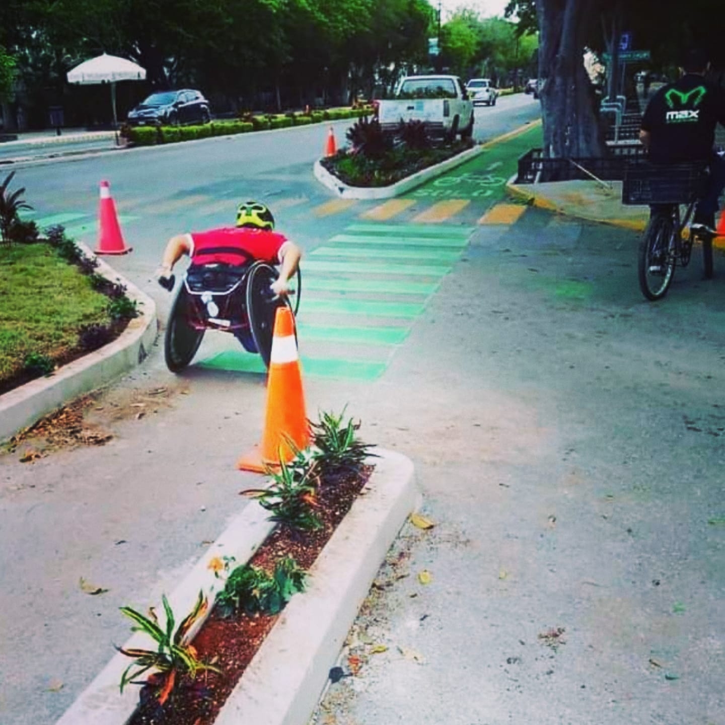 Captan a hombre en silla de ruedas transitando en la ciclovía de Mérida