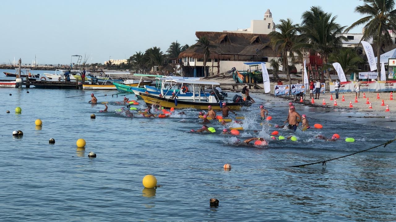 La competencia se desarrolla sin público en un ambiente deportivo, cumpliendo con los protocolos sanitarios