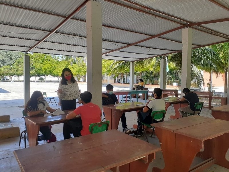 Maestros y padres de familia en polémica por el regreso a clases en Chetumal