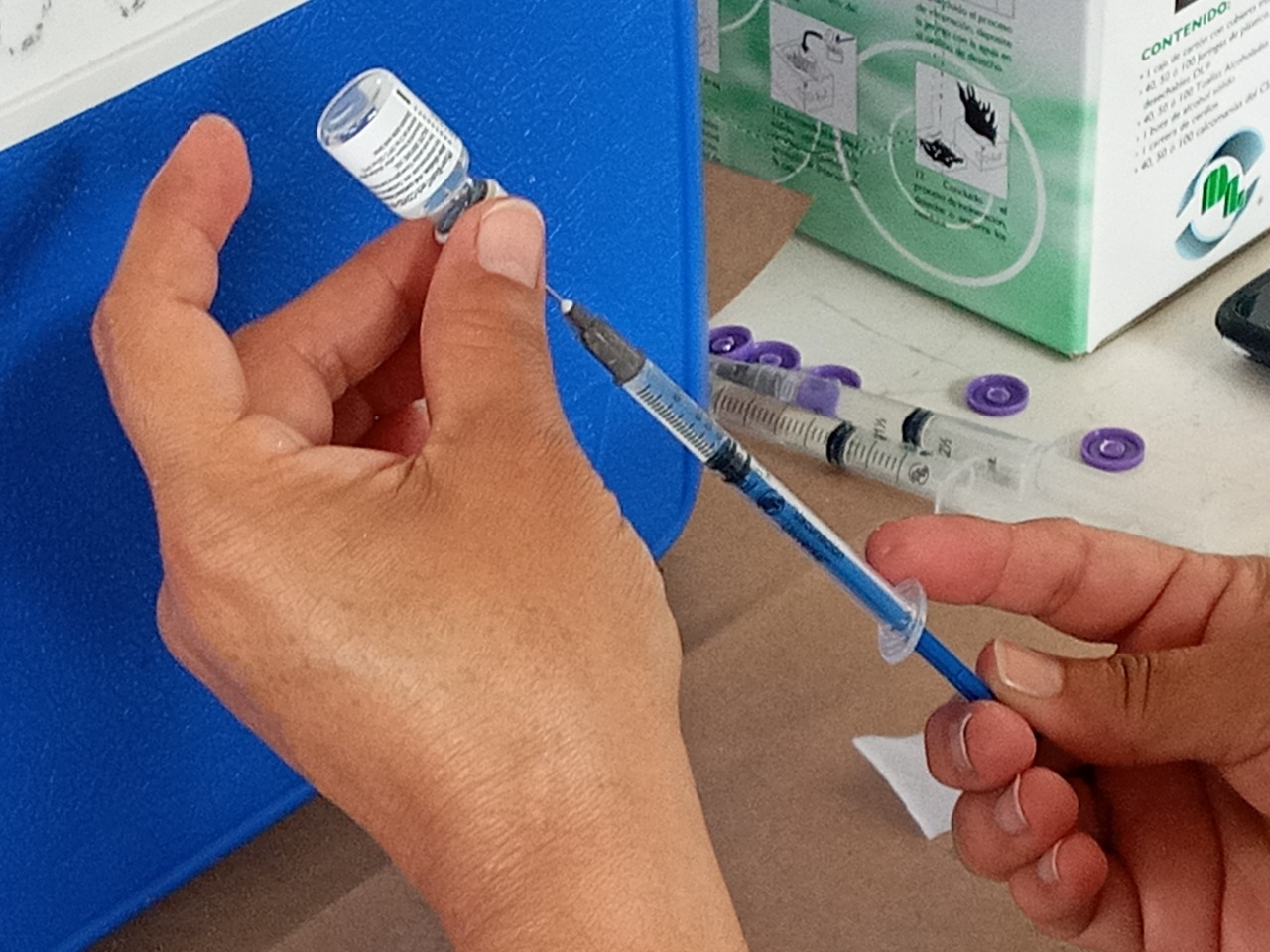 Agotan vacunas contra el COVID-19 durante el primer día de su venta en farmacias
