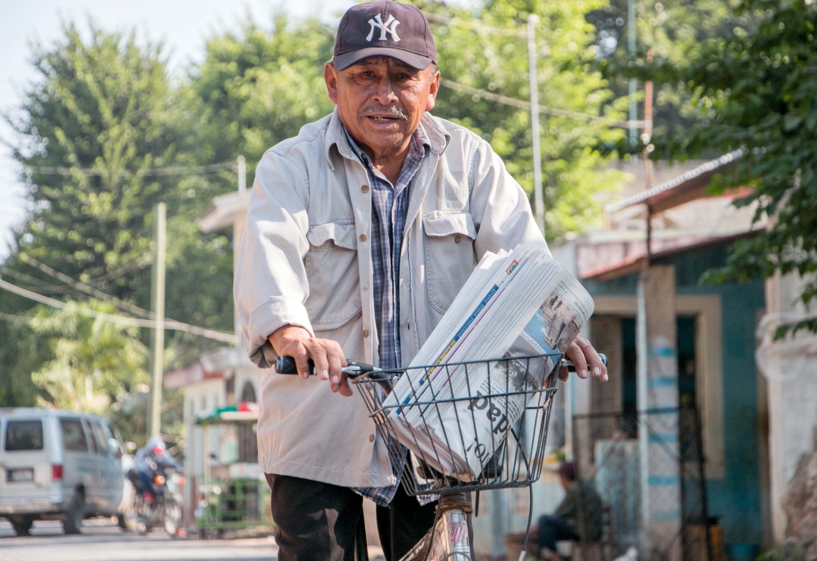 A bordo de su bicicleta, recorre las calles de la localidad