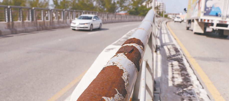 Uno de los puentes presente corrosión en barandales