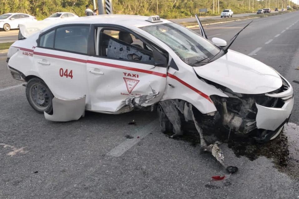 Conductor de van se duerme y choca contra taxista en Playa del Carmen