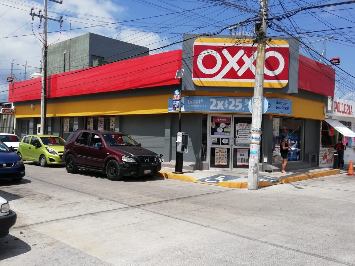 Asaltan a mano armada un Oxxo frente al IMSS de la Región 94 en Cancún: VIDEO