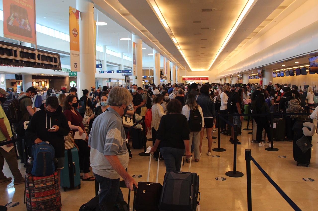 El aeropuerto de Cancún lució con una gran afluencia de turistas