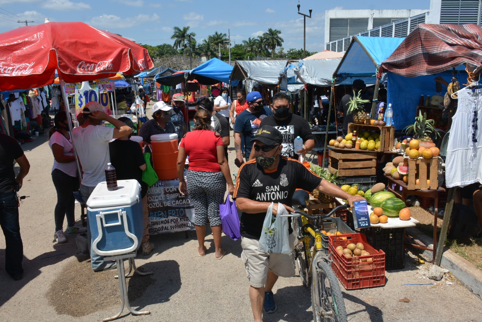 Denuncian falta de medidas sanitarias en tianguis de Mérida