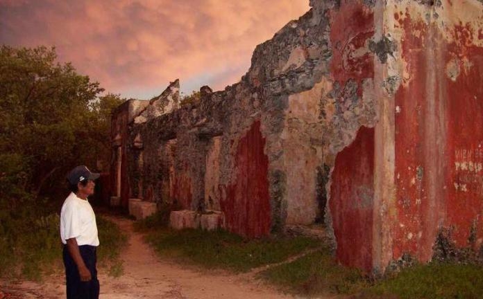 Cuando llegas al pueblo, lo primero que puedes encontrarte es una capilla en ruinas y sin techo